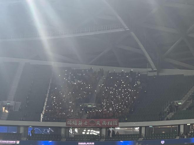 工体放《夜空中最亮的星》纪念杨雪，全场球迷亮起手电筒